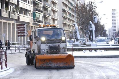 Las autoridades han tenido que utilizar toneladas de sal para facilitar el tránsito por las calles en muchos pueblos y ciudades, como ha sido el caso de Logroño.