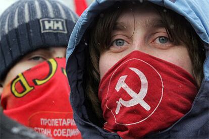 Manifestantes con símbolos comunistas, durante una protesta en Moscú, el pasado 19 de marzo, contra los recortes sociales.