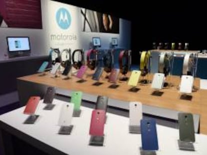 Un grupo de celulares Moto X son exhibidos en el evento de lanzamiento Motorola Mobility en Nueva York. El teléfono móvil Moto X será el primer teléfono inteligente ensamblado en Estados Unidos.