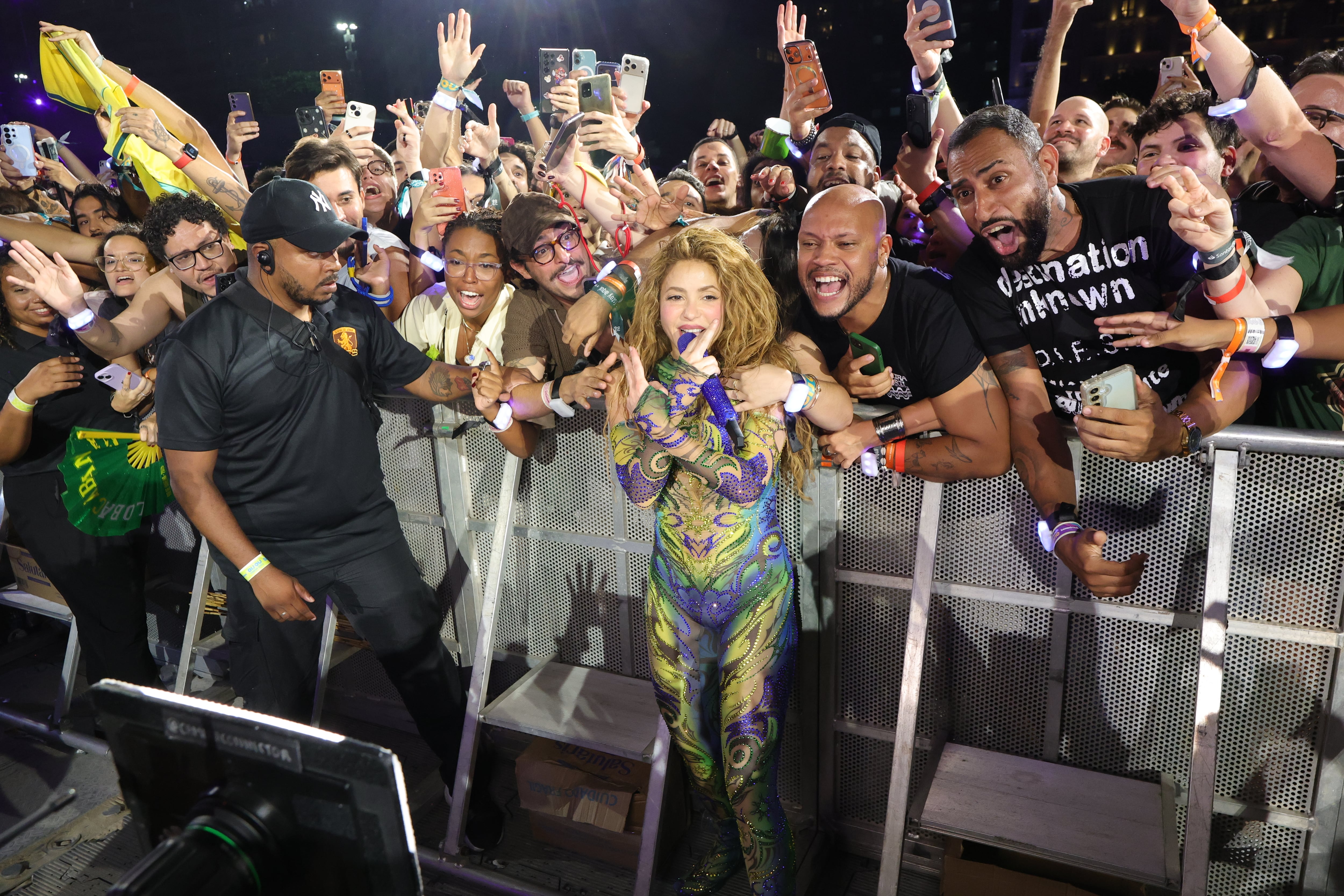 Shakira interactúa con el público durante un concierto en la playa de Copacabana, el 3 de mayo de 2026, en Río de Janeiro (Brasil).