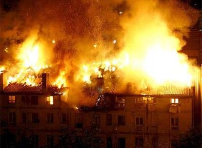 Imagen del incendio que destruido al edificio de Santander afectado ayer por una explosión de gas