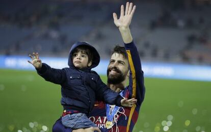 Piqu&eacute;, junto a su hijo Milan, tras conquistar el Mundial de Clubes. 