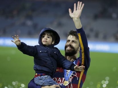Piqué, amb el seu fill Milan, després de conquistar el Mundial de Clubs.