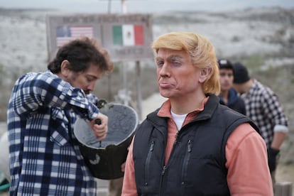 José Mota, caracterizado como el presidente electo de Estados Unidos Donald Trump en la frontera con México.
