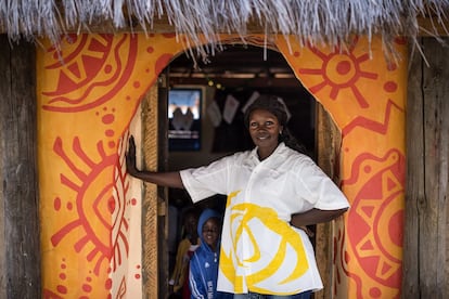 La senegalesa Ndeys Fatou Sarr es de Gandiol. En 2014 fue nombrada profesora de educación infaltil en el pueblo sin embargo no había escuela. Las clases las daba debajo de un árbol. Construyó con su dinero unas casetas precarias hasta que entró en contacto con Ha Ha Tay que construyó la escuela hecha con botellas de plastico y cubierta con adobe.