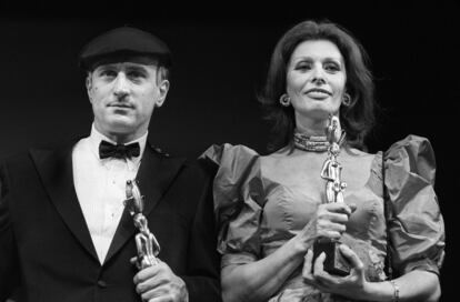 O ator Robert de Niro e a atriz Sophia Loren com os prêmios que receberam na 36ª edição do festival, em 1983.