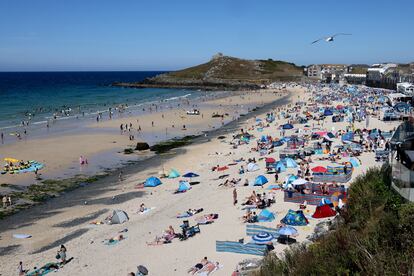 Turistas en la playa de Porthmeor (Reino Unido), el 7 de agosto.