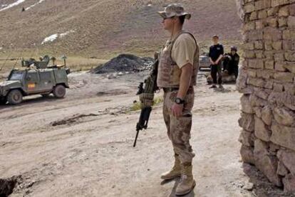 Soldados españoles de la ISAF durante una visita a una mina en Herat (Afganistán)