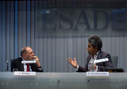 Javier Solana y Anand Giridharadas durante el debate en Madrid.
