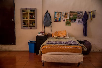 A fotografia mostra o leito de uma criança que mora na "Casa Hogar Santo Domingo Sávio", no setor de Palo Verde, em Caracas, Venezuela. Miguel Rebolledo, coordenador da casa que recebe adolescentes em condição de rua, disse que hoje há um dramático abandono de crianças no país, especialmente pela mãe, embora muitos dos depoimentos ouvidos deem conta da ausência total do pai.