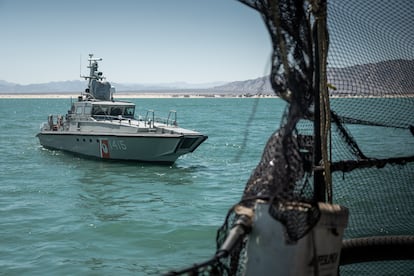 Una embarcación de la Marina de México patrullando las aguas del Alto Golfo de California donde habita la vaquita marina, este mes.