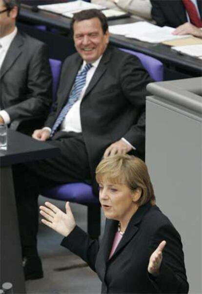 Angela Merkel se dirige al Parlamento alemán, el pasado junio. Tras ella, sonriente, el entonces canciller Gerhard Schröder.