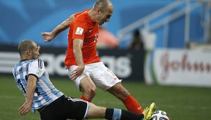 Robben briga pela bola contra Mascherano em uma partida da Copa.