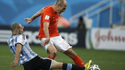 Robben briga pela bola contra Mascherano em uma partida da Copa.