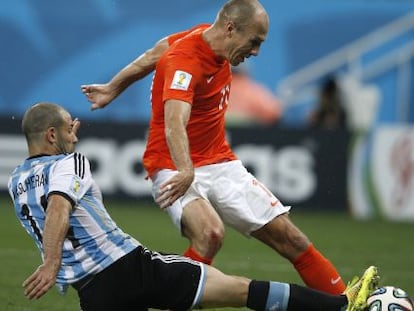 Robben pugna por un bal&oacute;n ante Mascherano en un partido del Mundial.