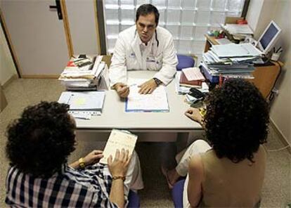 El oncólogo Pedro Pérez Segura, en la consulta de consejo genético del hospital Clínico San Carlos de Madrid.