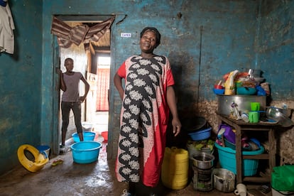 Beatrice Achungo Mbendo, madre soltera de 38 años, vive en Nairobi y lucha por sobrevivir tras perder su trabajo por la covid.