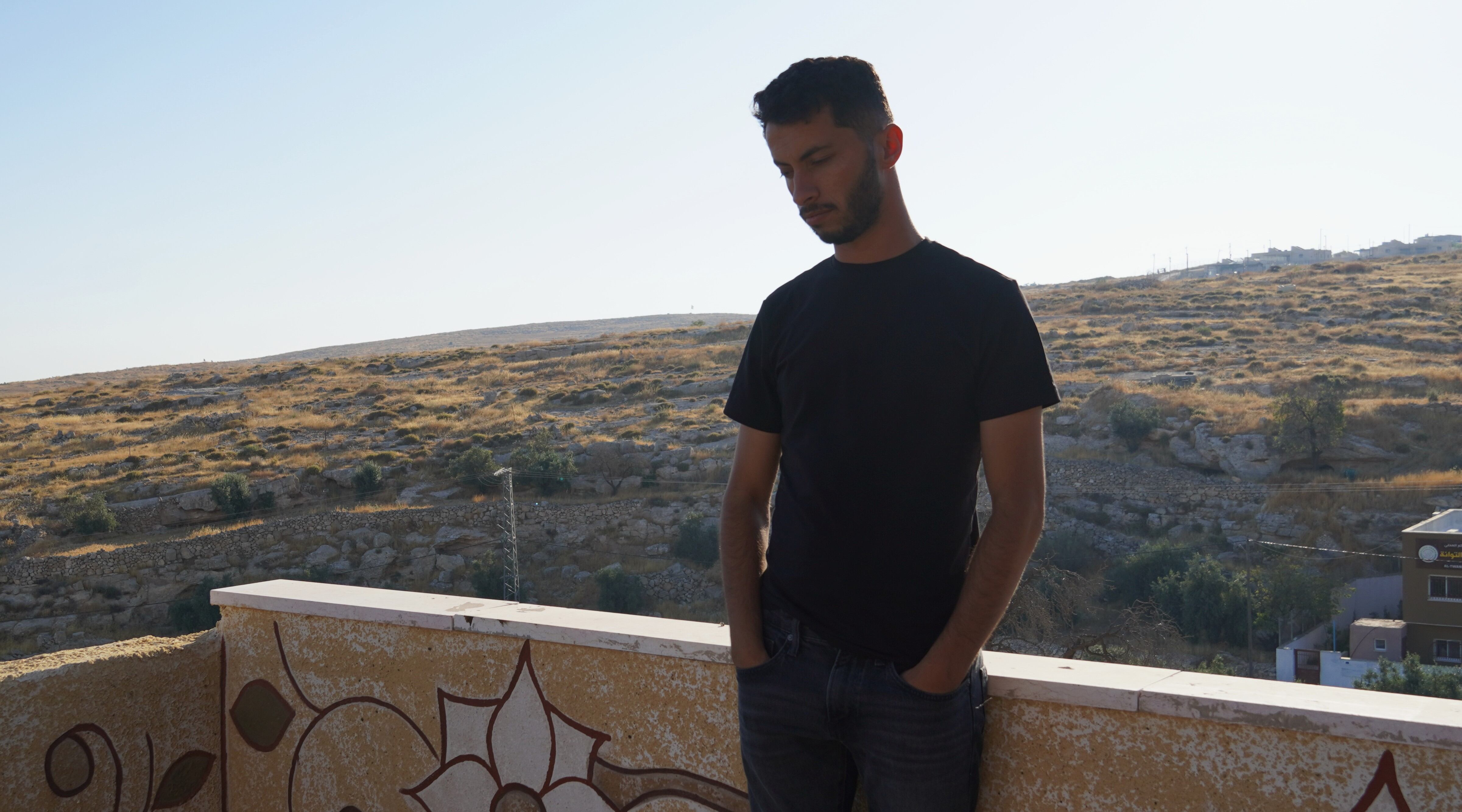 El cineasta Basel Adra, en Al Tuwani, en el sur de Cisjordania. 