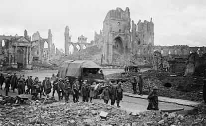 Prisioneros alemanes en la plaza de la Catedral de la ciudad belga de Ypres, en 1917.