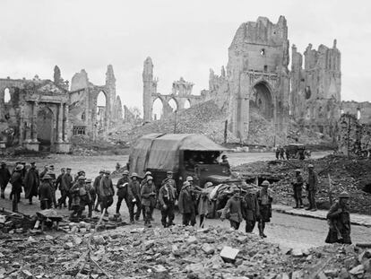 Prisioneros alemanes en la plaza de la Catedral de la ciudad belga de Ypres, en 1917.