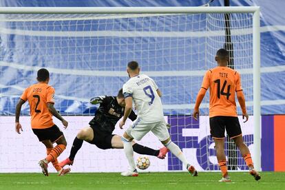 Benzema bate a Trubin para firmar el segundo gol del Madrid.