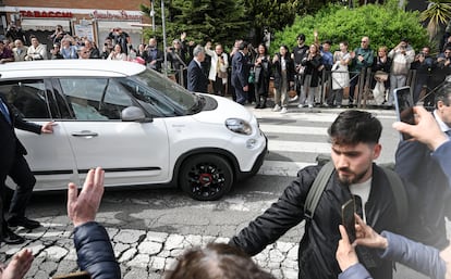 Decenas de personas saludan al Papa al paso de su coche tras recibir el alta del hospital, este domingo.