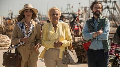 Michelle Jenner, Elena Irureta y Julián López, en 'Ocho apellidos marroquís'.