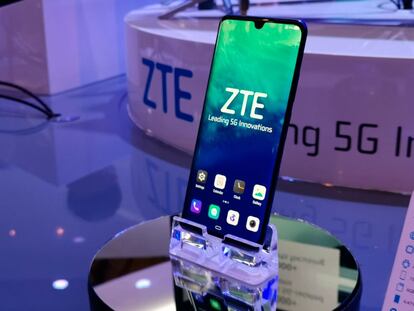 La china ZTE también se ha lanzado al 5G, y lo ha presentado en el MWC 2019 de Barcelona. Allí nos ha mostrado su nuevo tope de gama equipado con esta conectividad 5G. Un móvil que presume del procesador Snapdragon 855 y de una cámara triple que ofrece un novedoso Zoom óptico 5X, así como una gran pantalla de 6,4 pulgadas con un notch en forma de gota de agua.