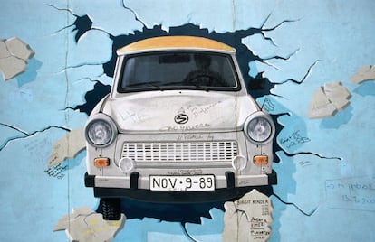 Esta obra es de la artista Birgit Kinder y se llama 'Pruebe el resto'. El mural está lleno de pintadas que no forman parte de la obra inicial. La artista tuvo que rehacer el grafiti varias veces.