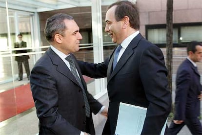 Rafael Simancas y el ministro José Antonio Alonso, en la Asamblea de Madrid.