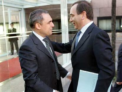 Rafael Simancas y el ministro José Antonio Alonso, en la Asamblea de Madrid.