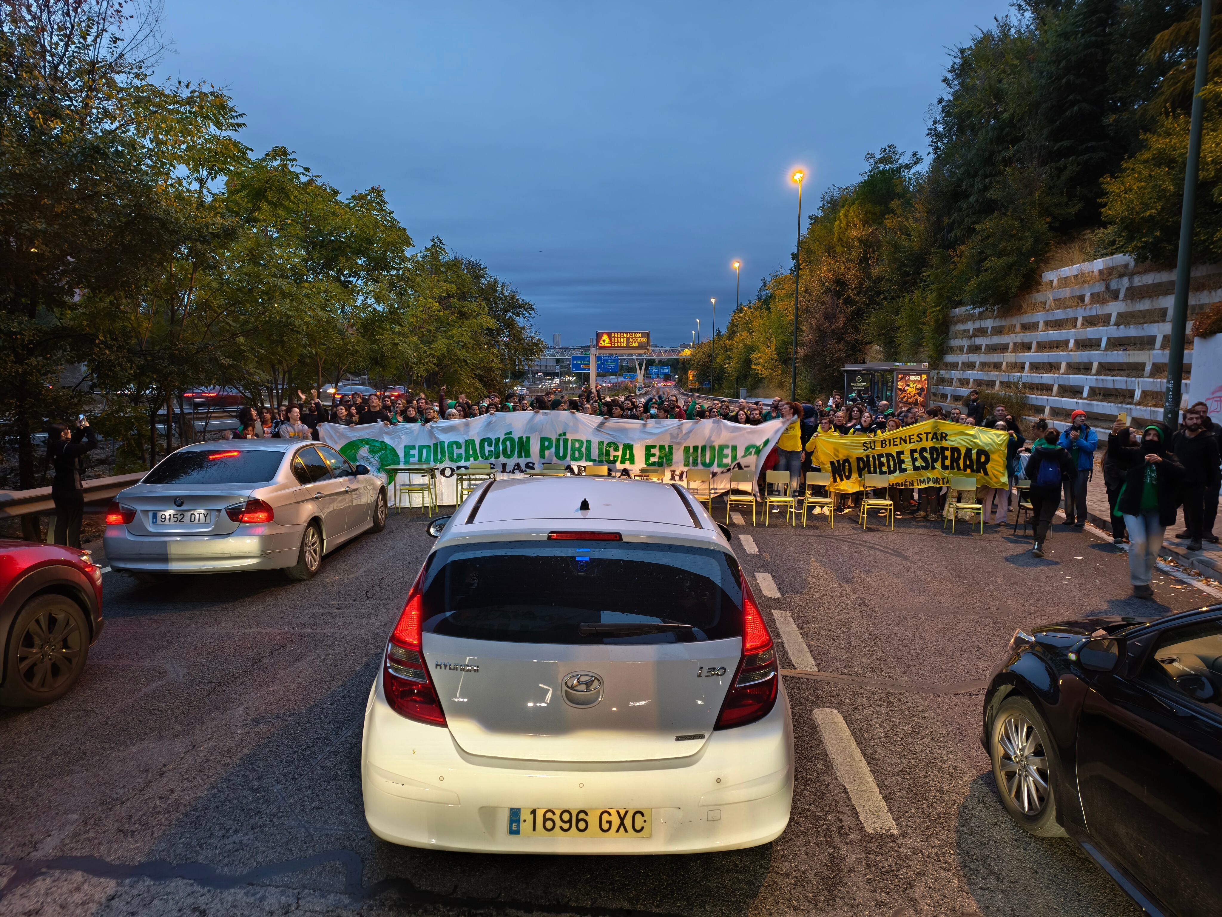 Un grupo de 200 profesores corta la autovía A-3 en el inicio del cuarto día de huelga educativa de Madrid