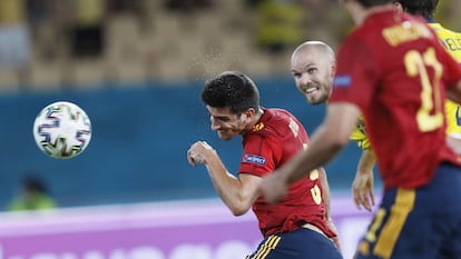 Gerard Moreno remata de cabeza en el España-Suecia celebrado en el estadio de La Cartuja el pasado lunes. EFE/EPA/Jose Manuel Vidal.