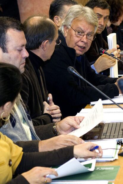 Felipe González, en el centro,  durante la reunión del Consejo de Participación de Doñana.