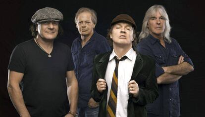 Foto de promoción de AC/DC con el bajista Cliff Williams a la derecha.