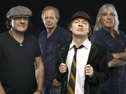 Foto de promoci&oacute;n de AC/DC con el bajista Cliff Williams a la derecha. 
 
 