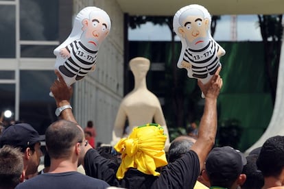 Manifestante segura dois "pixulecos" em frente ao STF.