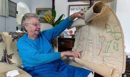 Isobel Simons, de 80 años, señala un mapa que muestra los límites de su antigua granja en Mvurwi, que fue recuperada durante el programa de reforma agraria de Zimbabue, en su casa de retiro en Harare, marzo de 2020.