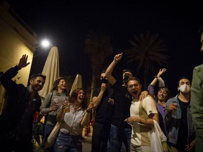 Celebración del final del toque de queda el sábado en Barcelona.