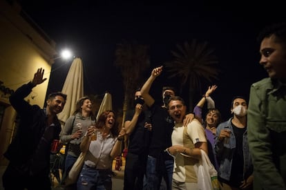 Celebración del final del toque de queda el sábado en Barcelona.