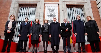 Ante la placa que conmemora el atentado del 11-M, representantes políticos y en cada extremo, las presidentas de dos de las asociaciones de víctimas, Ángeles Dominguez y Ángeles Pedraza.