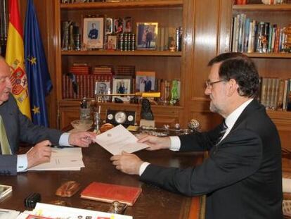 El Rey entrega ao presidente do Gobierno, Mariano Rajoy, a carta na que abdica.