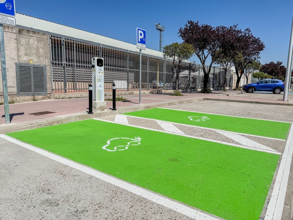 Imagen de archivo de un punto de recarga público para coches enchufables.