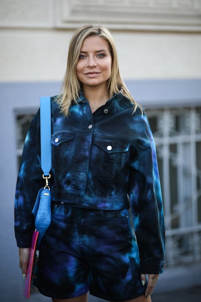 1. A conjunto

Veronica Ferraro sabe que el tie dye no pasa de moda y apostó por este conjunto de shorts y chaqueta con efecto desteñido, acompañado de una baguette de Fendi en el desfile de MSGM.