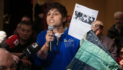 Antonia Jim&eacute;nez, en paro, con tres hijos y que ser&aacute; desahuciada el 9 de abril, interviene en el pleno de Nou Barris sobre la pobreza. 