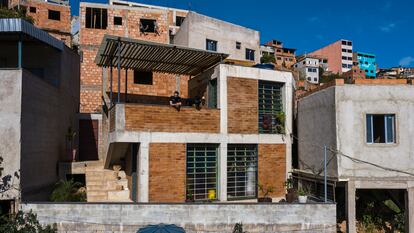 Imagen de la fachada de la 'Casa no cafezal' en Belo Horizonte, Brasil