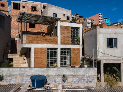 Imagen de la fachada de la 'Casa no cafezal' en Belo Horizonte, Brasil