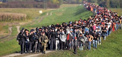 Cientos de emigrantes caminan hacia la frontera croata en Rigonce (Eslovenia).