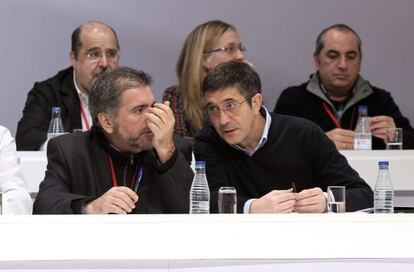 El guipuzcoano Jesús Eguiguren, a la izquierda, junto a López. Al fondo, a la derecha, Arriola.