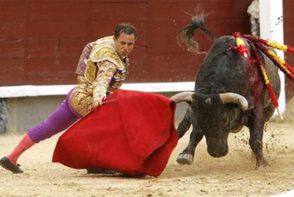 Rafael Rubio, <i>Rafaelillo,</i> con su segundo toro.